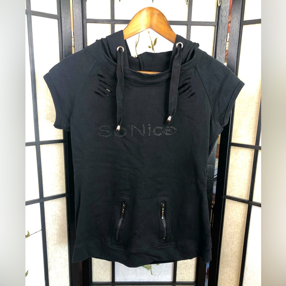 4 for 25$ Fitted Black Hoodie Short Sleeve. Women Size Medium.